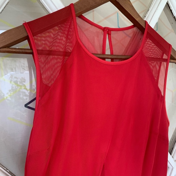 Vibrant red dress with peekaboo cutout - Picture 7 of 8